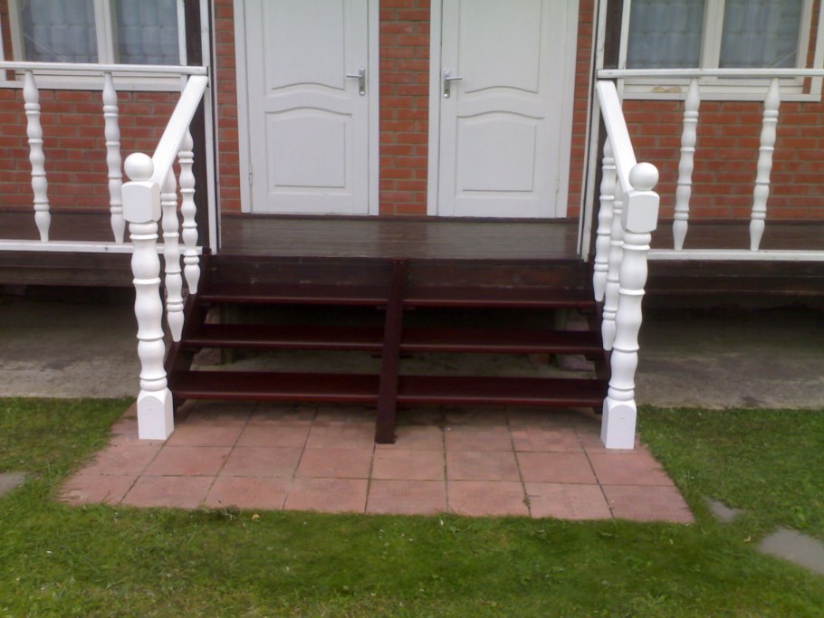 Деревянное ограждение крыльца