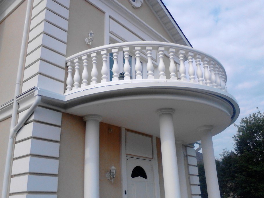 Балкон с колоннами