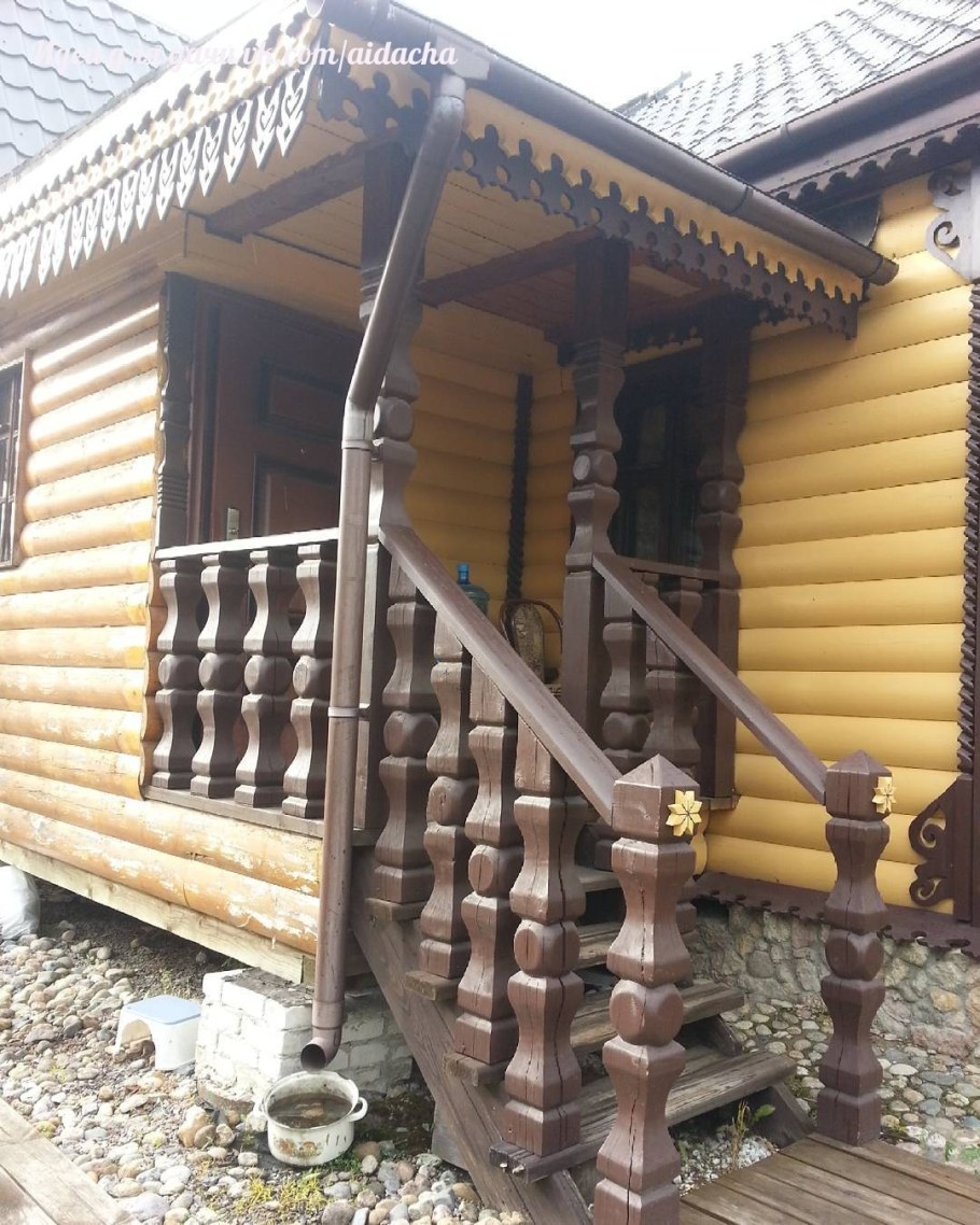Резное деревянное крыльцо