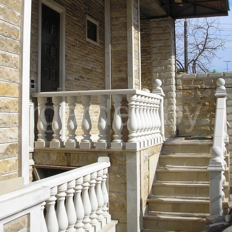 Крыльцо с балясинами