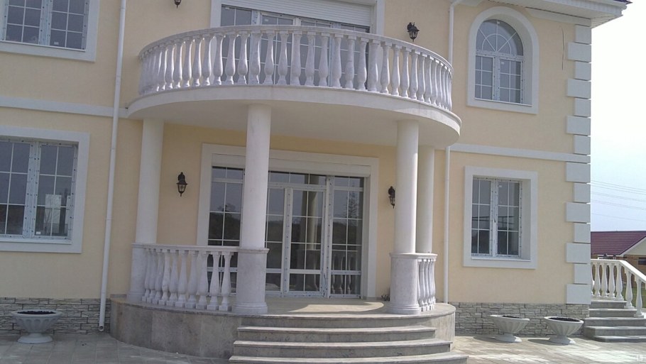 Балкон с балясинами