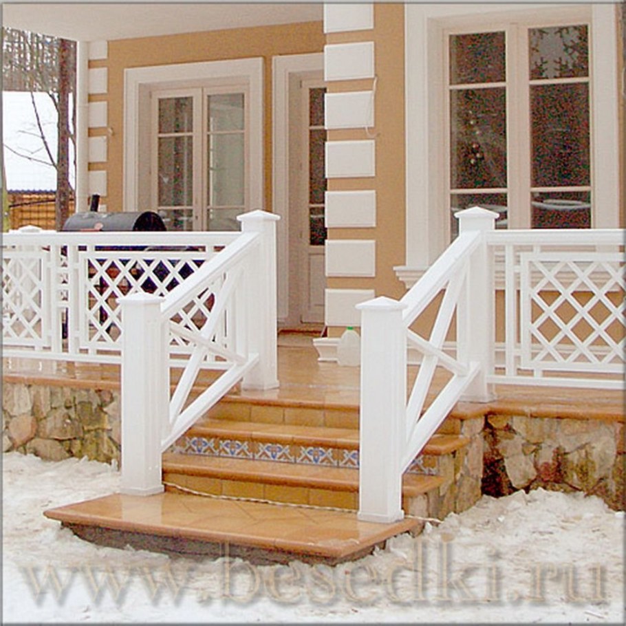 Деревянное ограждение крыльца