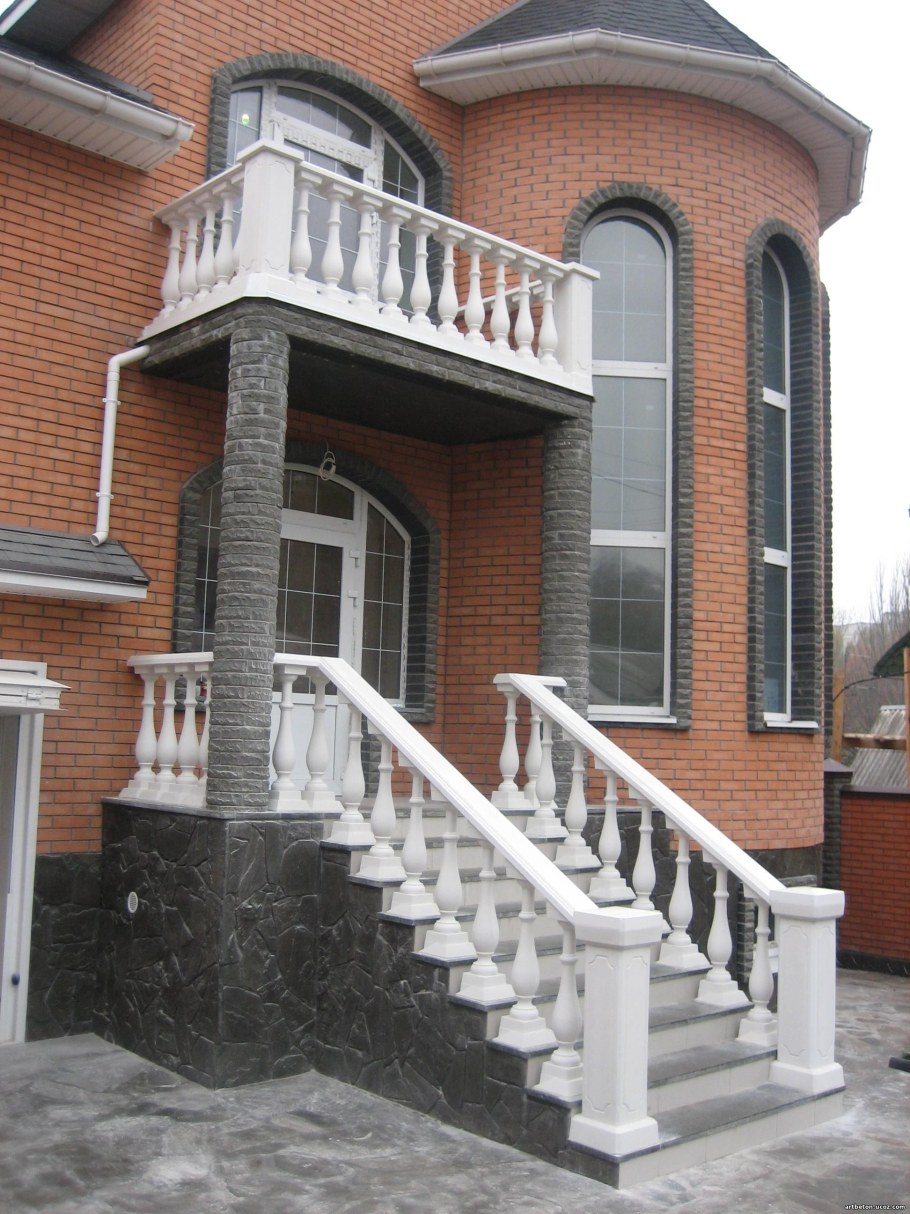 Крыльцо с балконом в частном доме