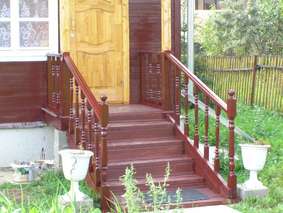 Крыльцо деревянного дома