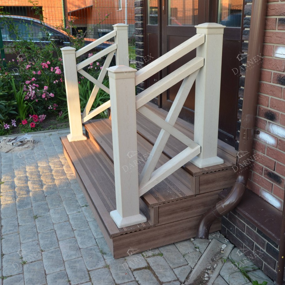 Ограждение крыльца из дерева