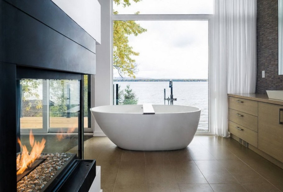 Ванная комната с большим окном