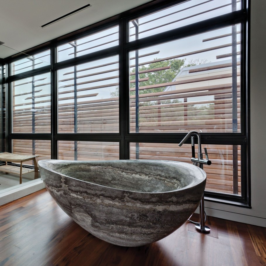 Старая каменная японская ванна