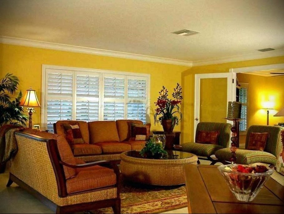 Гостиная в коричнево желтых тонах