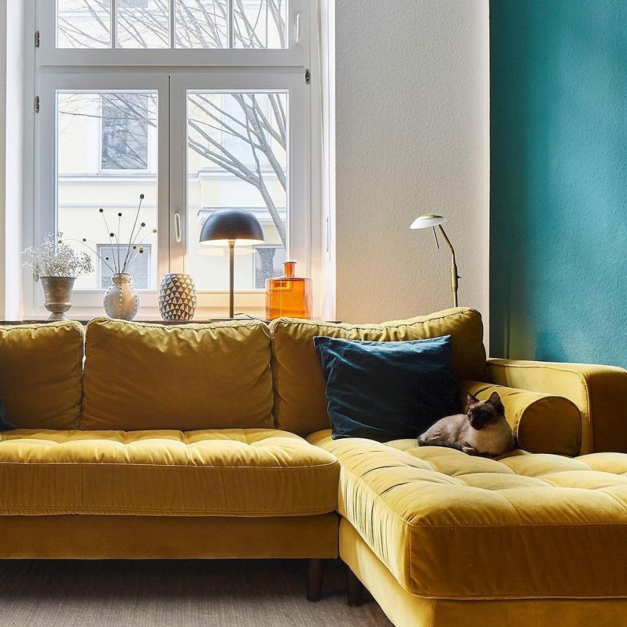 Диван горчичного цвета в интерьере