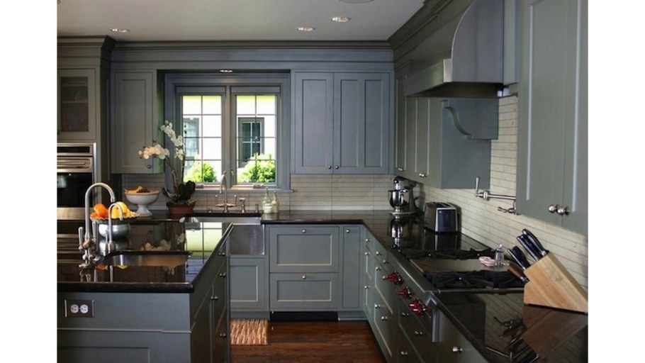 Серая кухня с темной столешницей