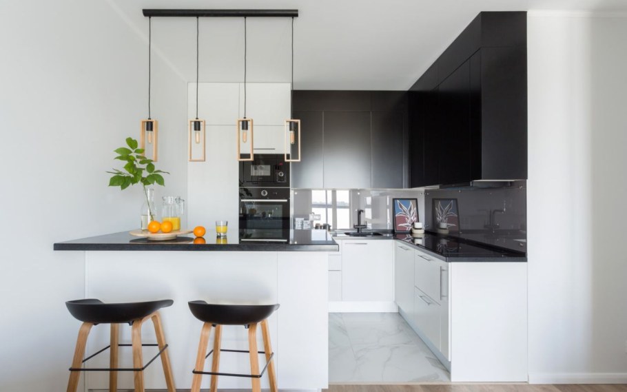 Чёрно-белая кухня в интерьере