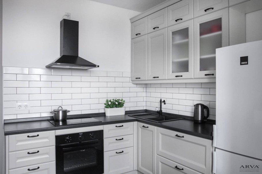 Серая кухня с черной столешницей