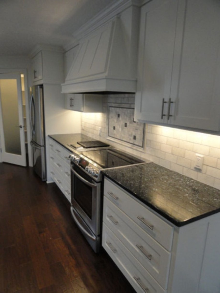 Белая кухня с темно серой столешницей