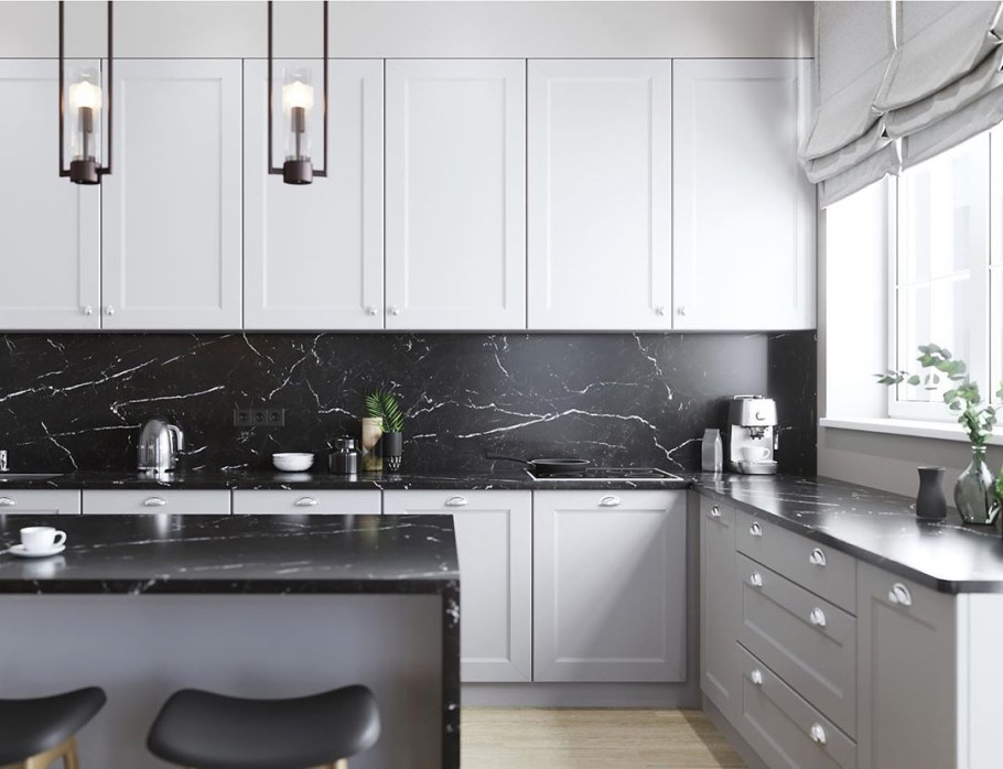 Кухня с черным фартуком