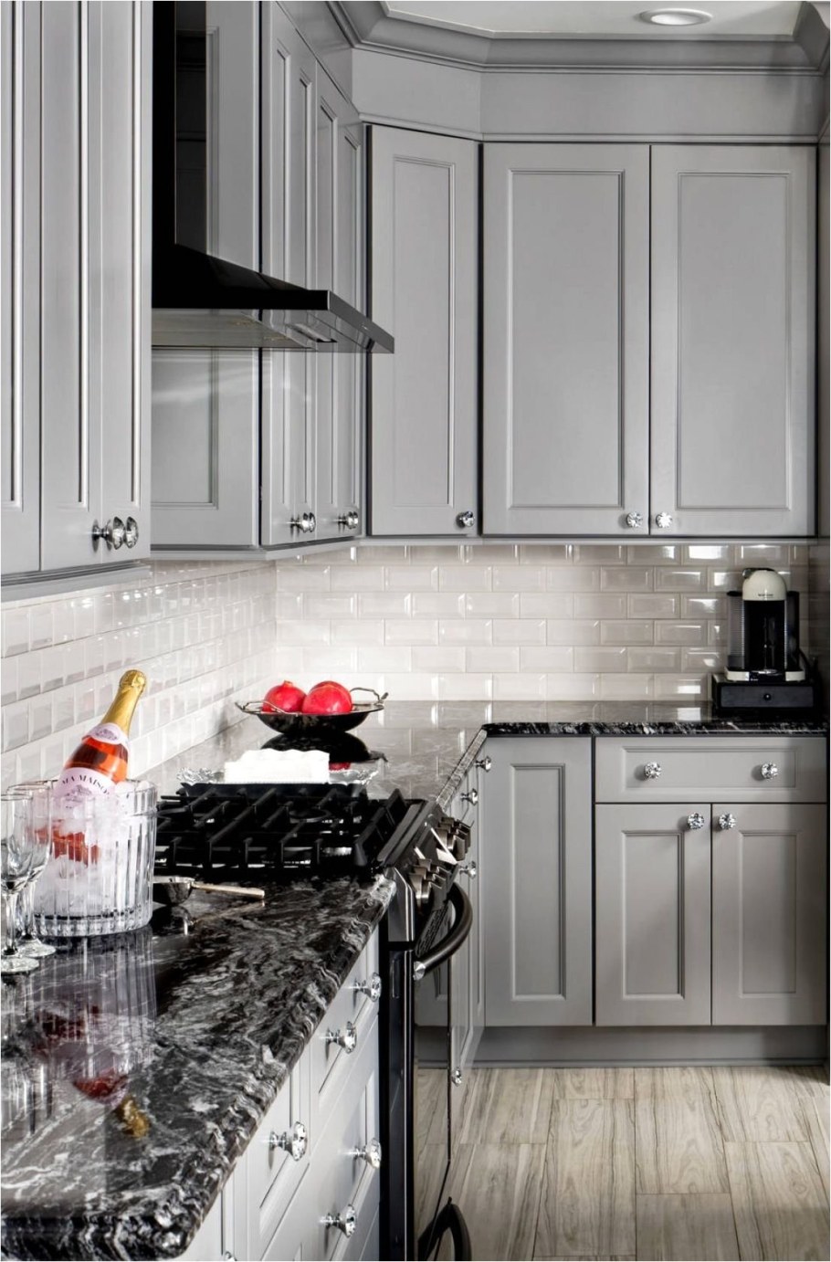 Бело серая кухня с черной столешницей