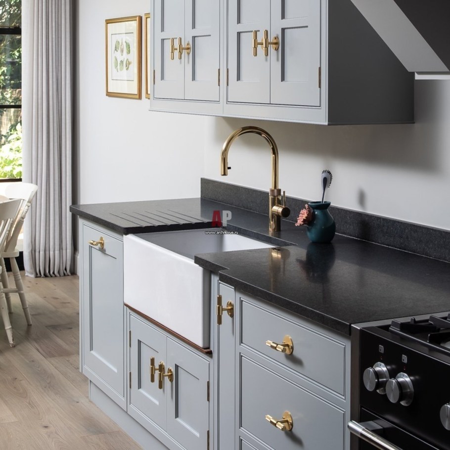Кухня с золотыми ручками