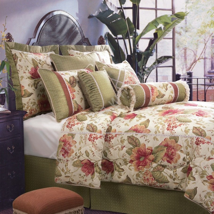 Декоративные подушки на кровать