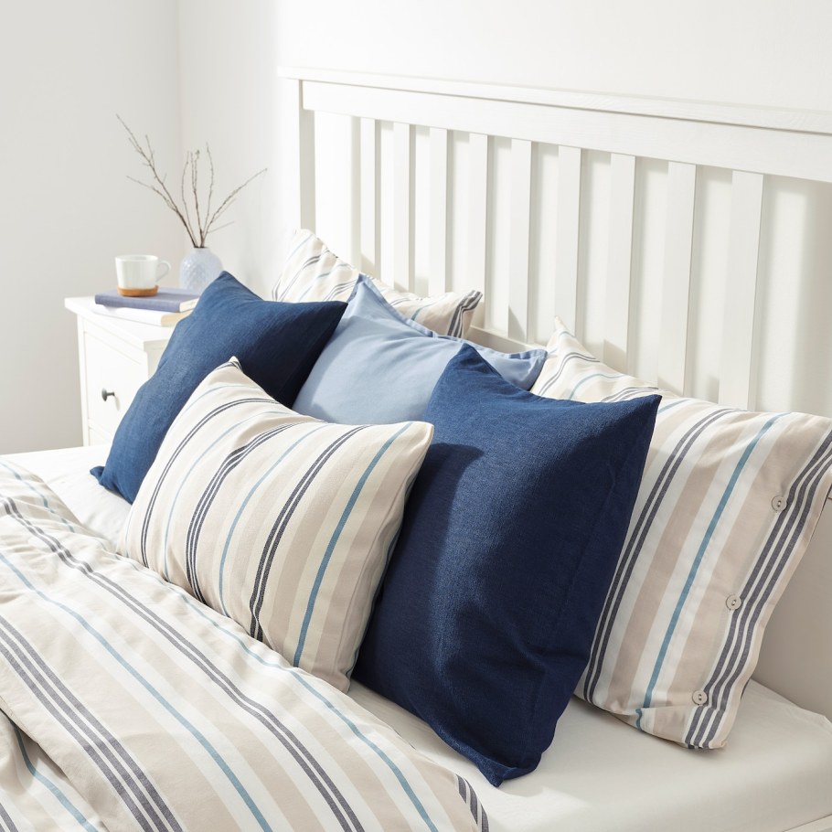 Декоративные подушки на кровать