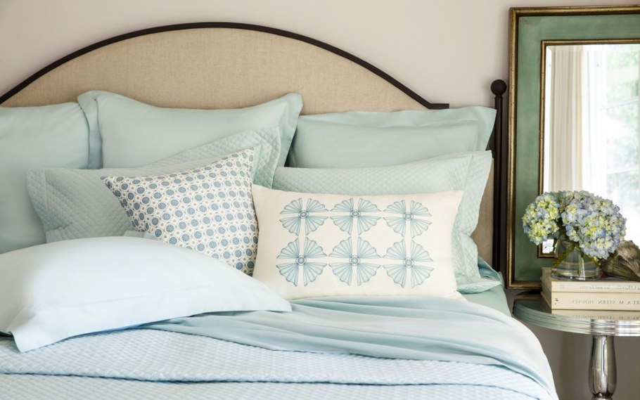 Декоративные подушки на кровать в спальню