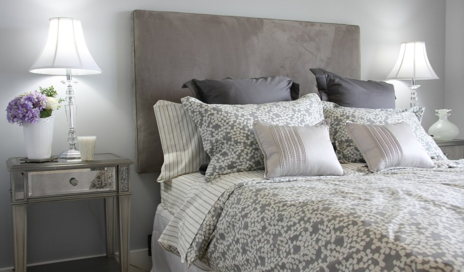 Декоративные подушки на кровать