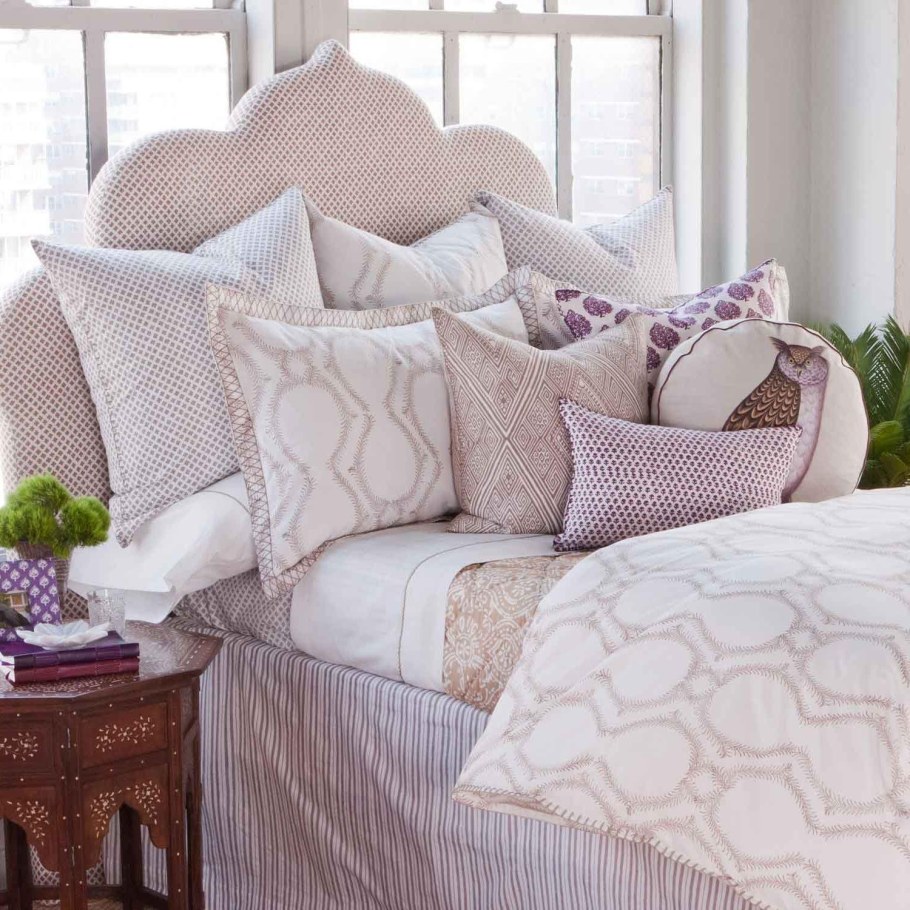 Подушки в интерьере спальни