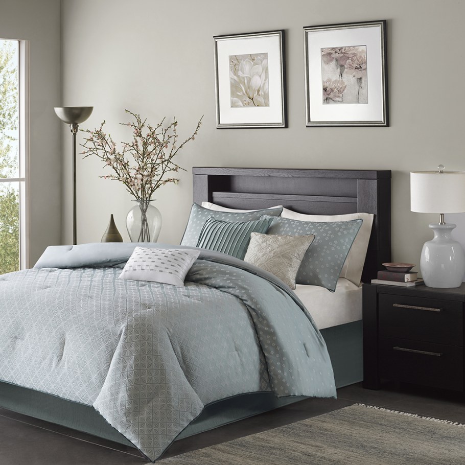 Подушки в интерьере спальни