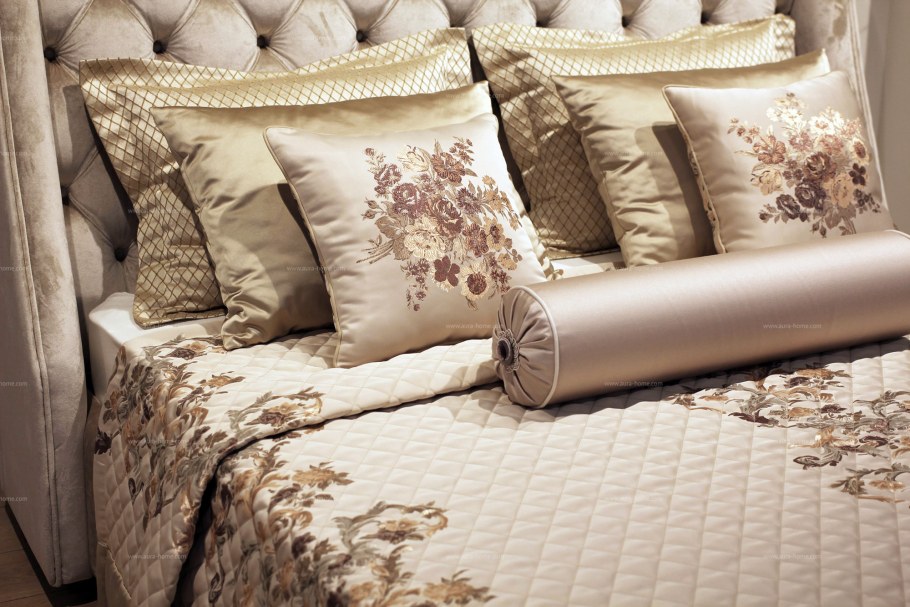 Покрывало и подушки на кровать в спальню