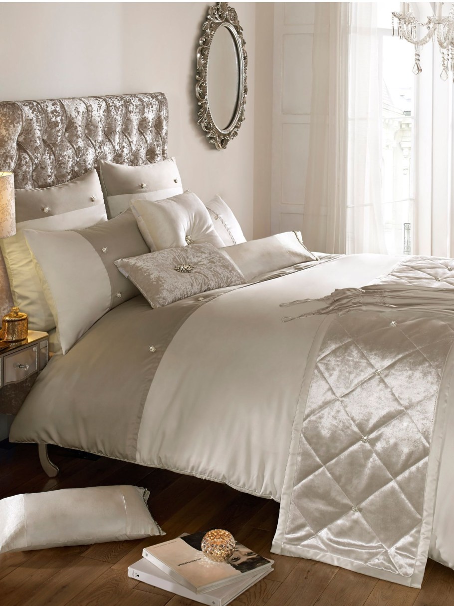 Подушки в интерьере спальни