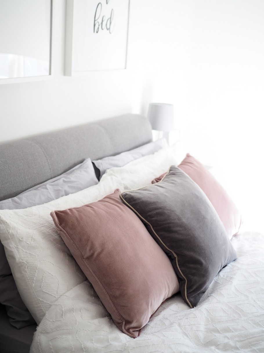 Подушки в интерьере спальни
