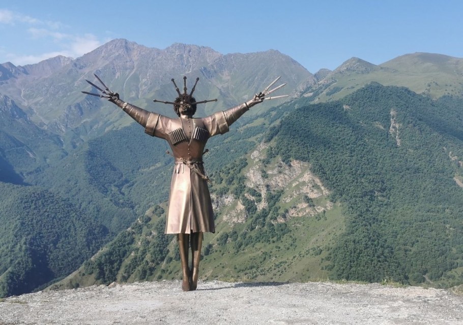 Арт объект Танцующий с кинжалами в Северной Осетии