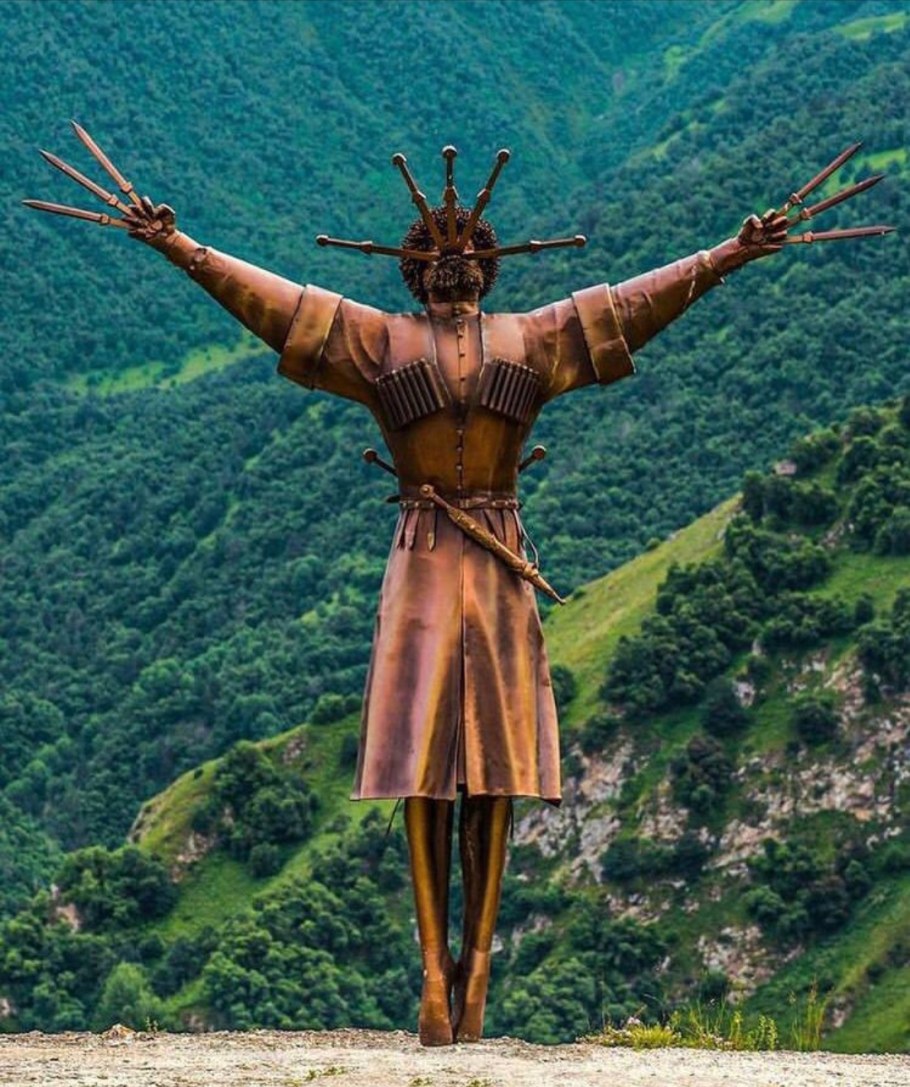 С кинжалами Осетия арт объект