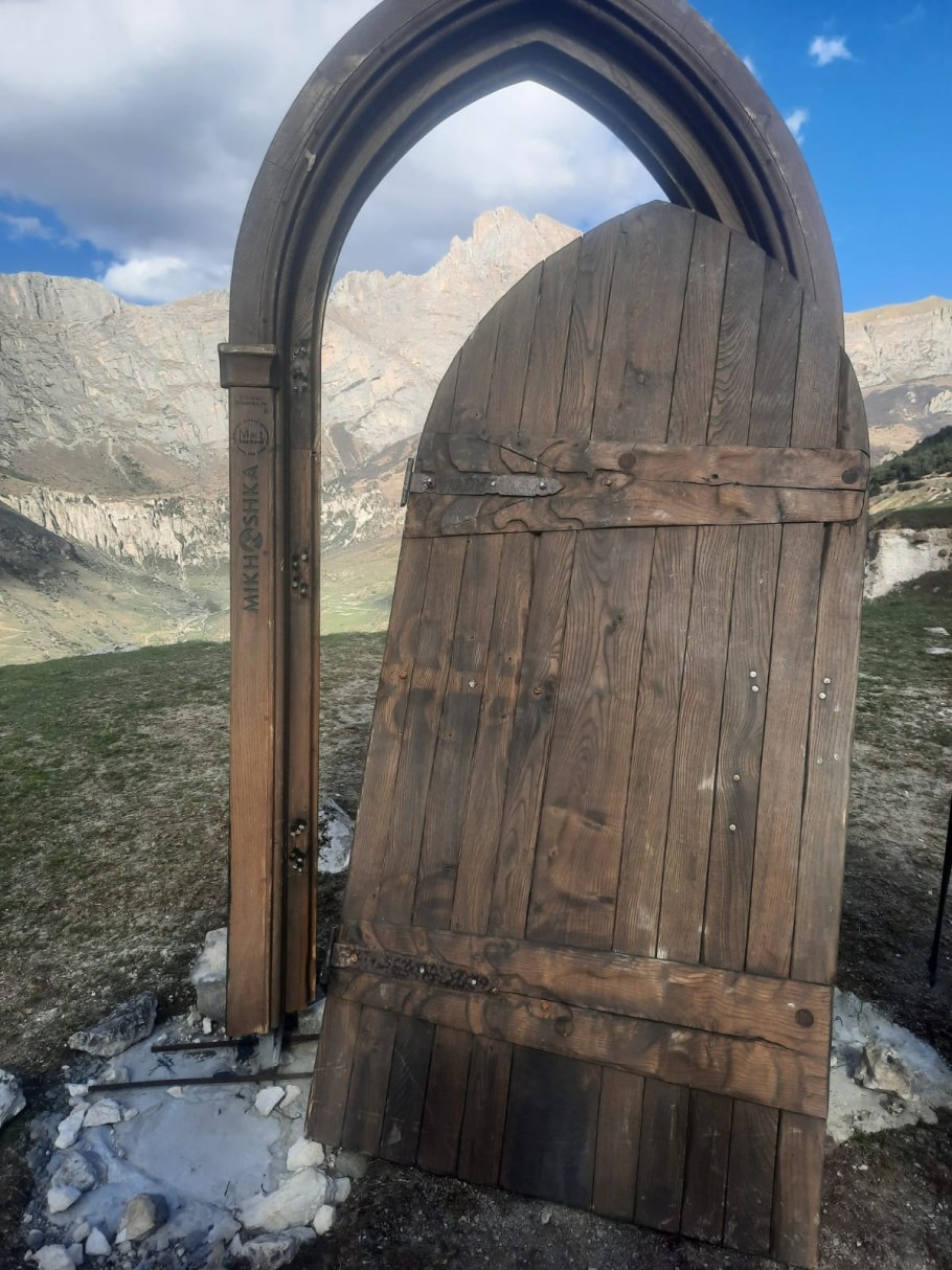 Дверь в горах Осетии