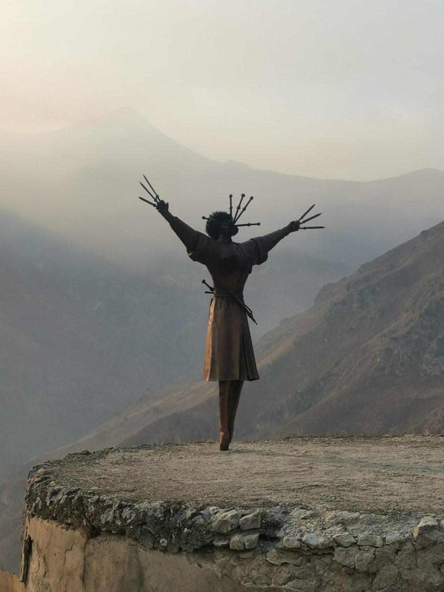 Арт объекты в Северной Осетии танец с кинжалами