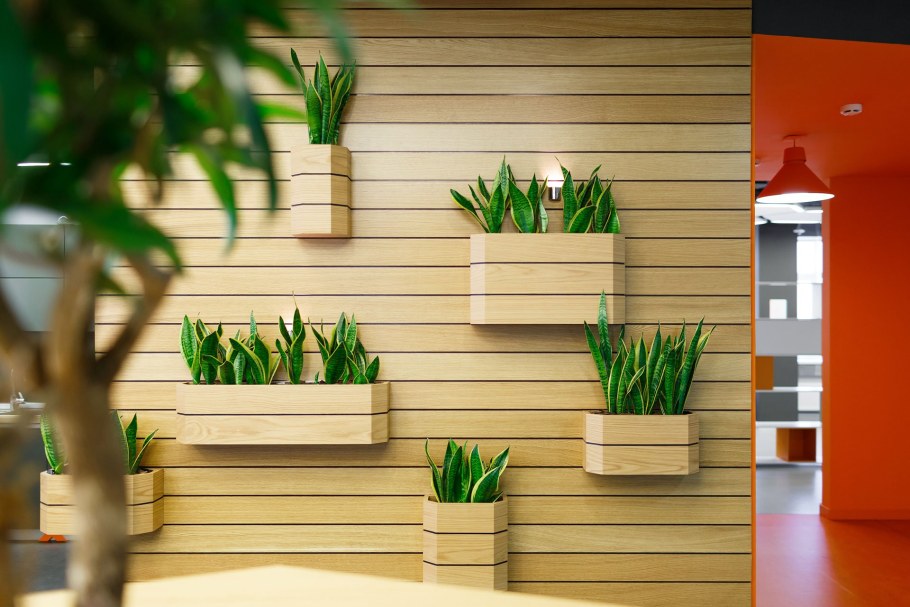 Деревянное кашпо для цветов