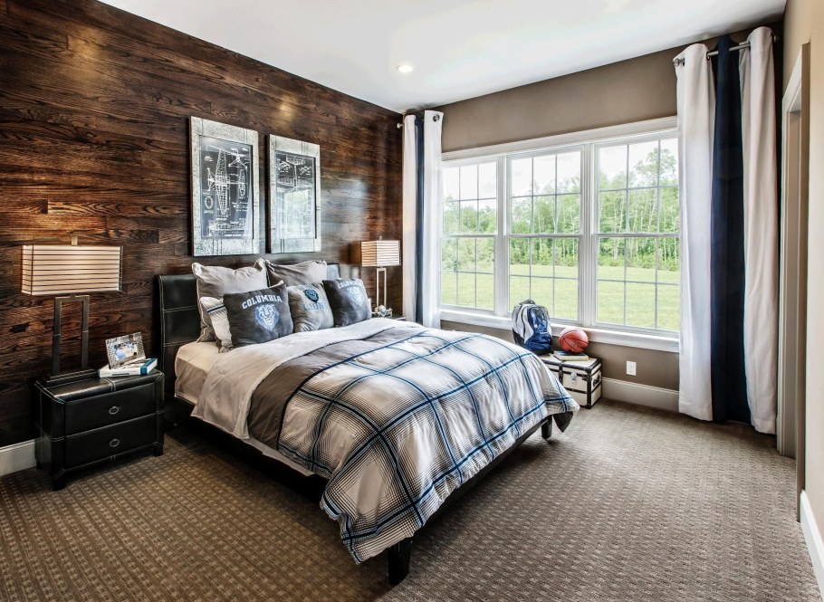 Деревянная стена в интерьере спальни