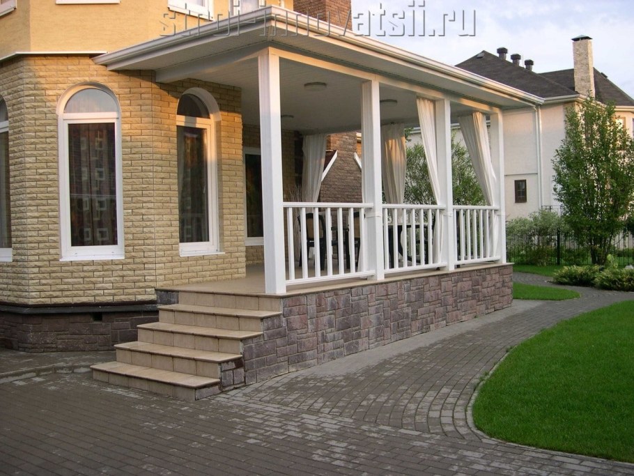Крыльцо в частном доме