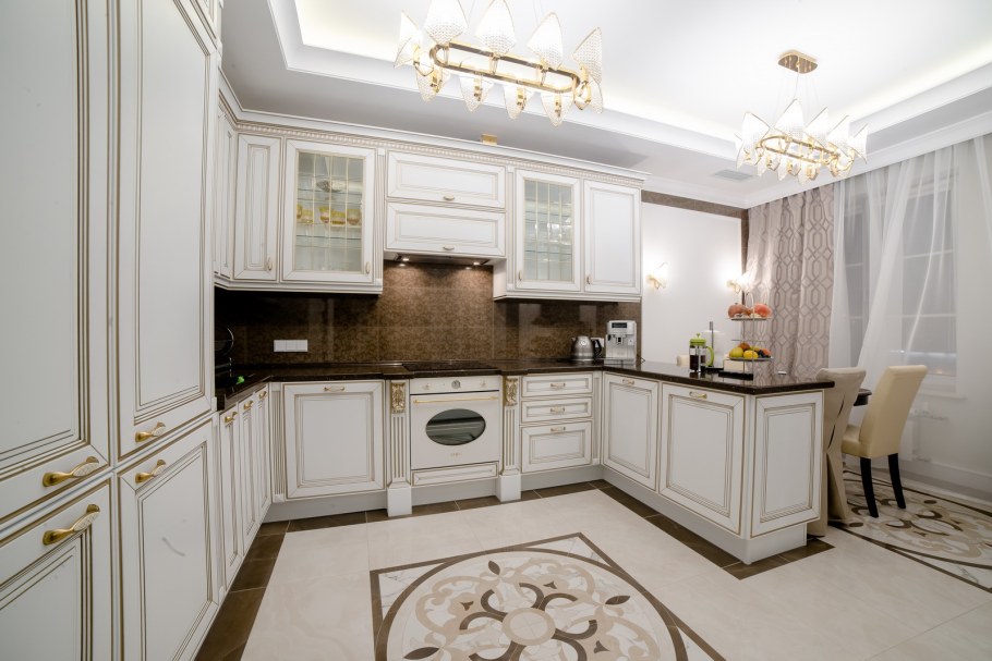 Светлая кухня Неоклассика с патиной