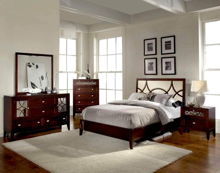 Белые стены коричневая мебель