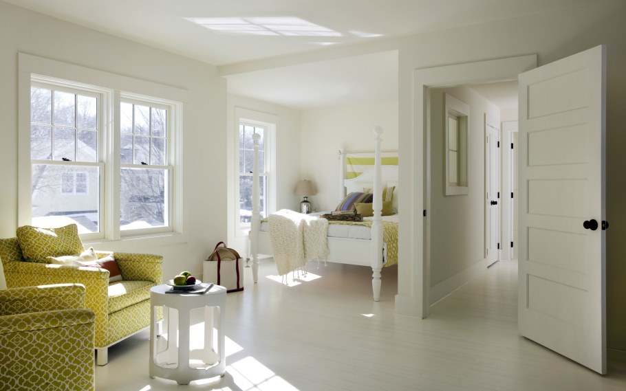 Белые двери в интерьере