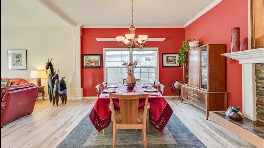 Кухня с коралловыми стенами