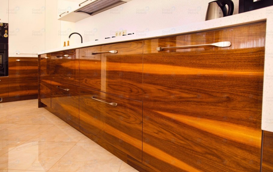 Мебель полированная лакированная