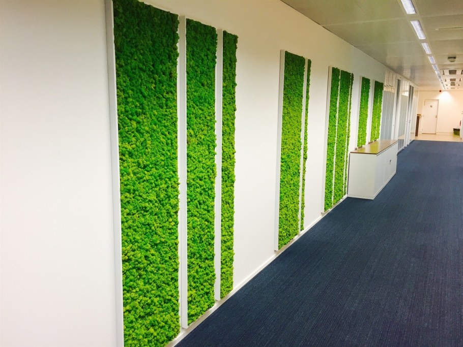 Искусственная трава на стене