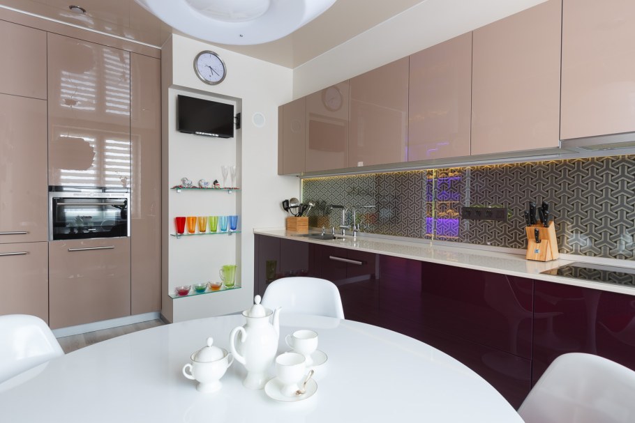 Пудровая кухня в интерьере