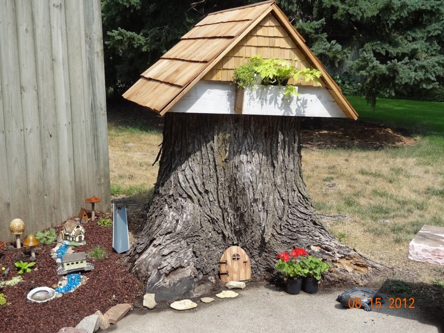 Домик из дерева для сада