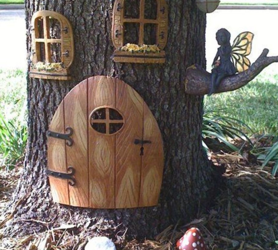 Декоративный домик из пня