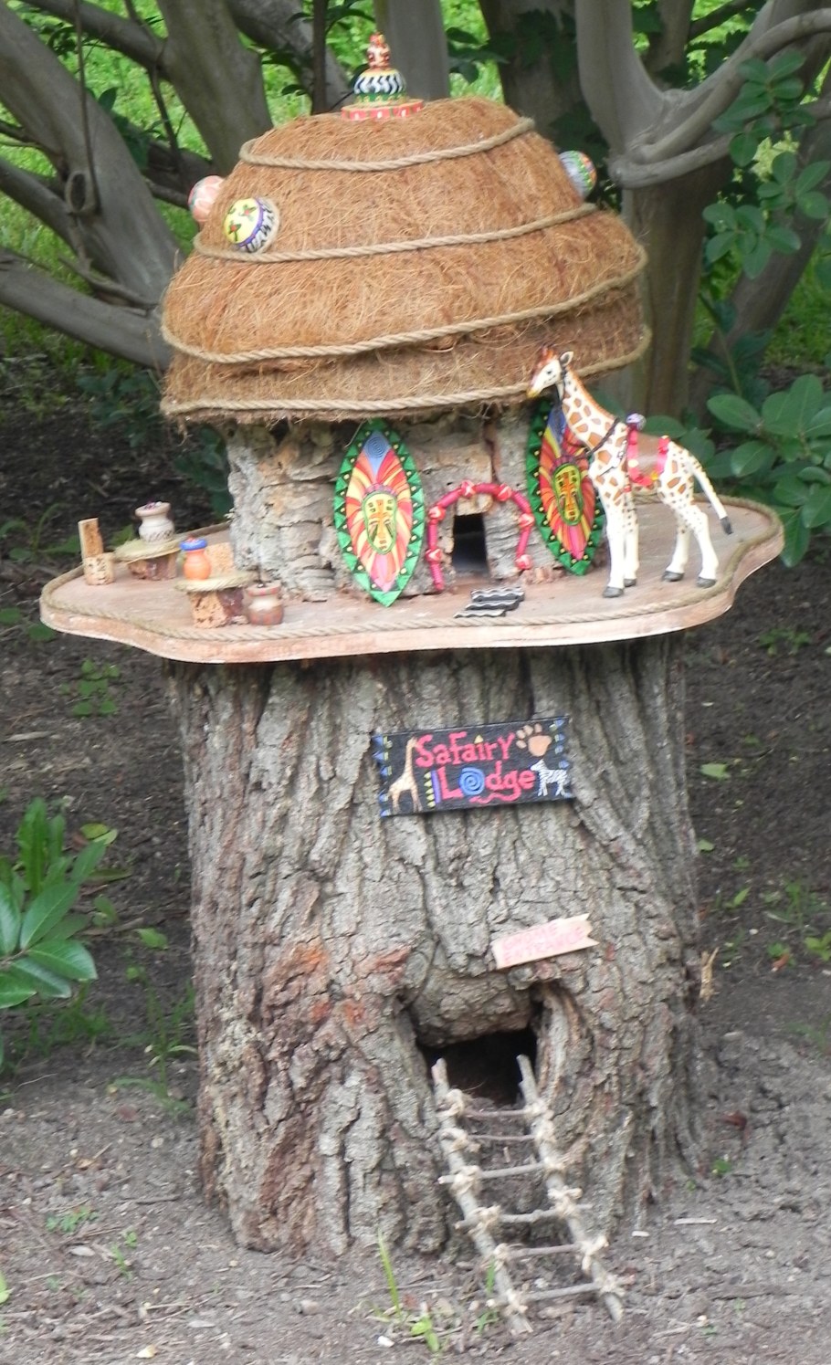 Домик из спиленного дерева