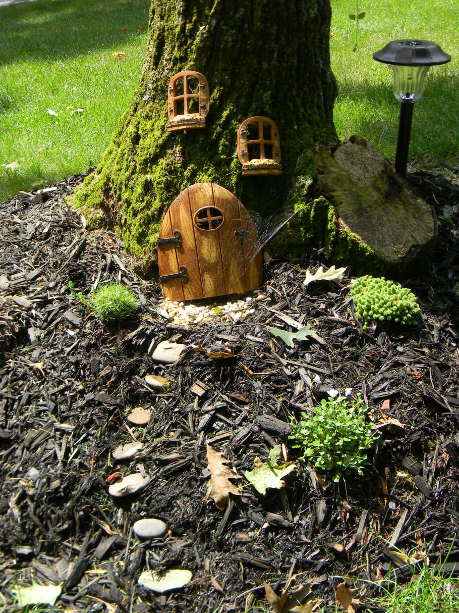 Домики из пней для сада