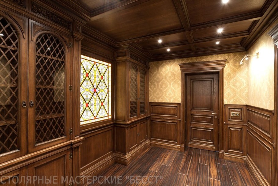 Кабинет с деревянными панелями