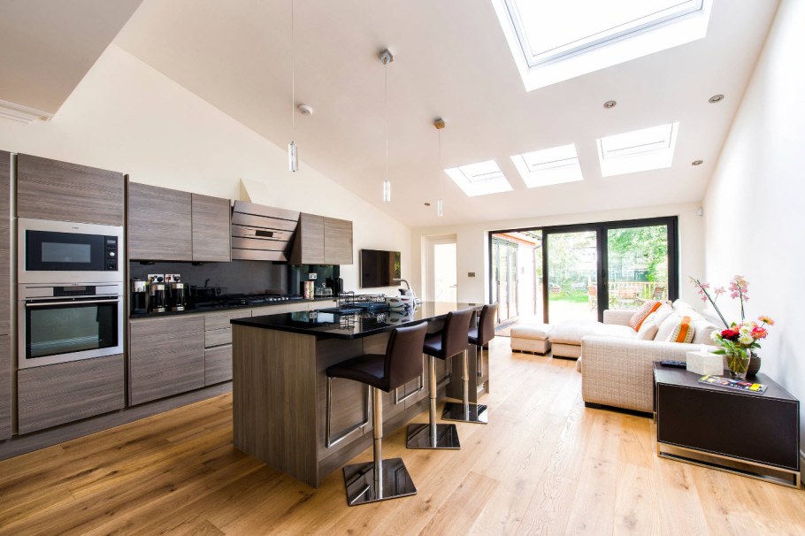 Большая просторная кухня гостиная