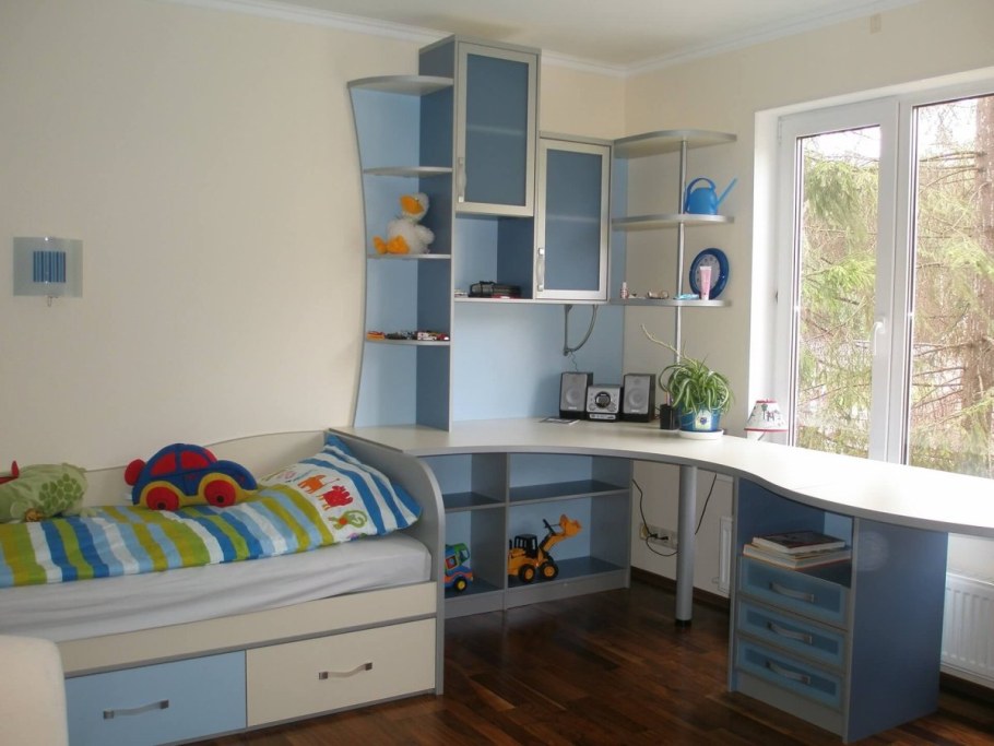 Письменный стол под окном в детской